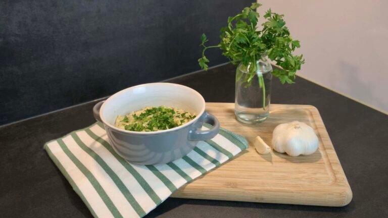 Griechische Reisnudeln Kritharaki alla Crema mit Knoblauch, Olivenöl und Parmesan.