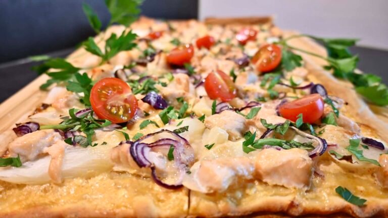 Ein köstlicher Flammkuchen mit Lachs, Spargel und würzigem Sriracha-Schmand. Dekoriert mit frischer Petersilie und Kirschtomaten.