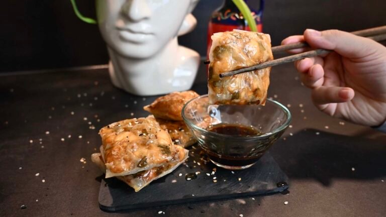 Ein Teller mit köstlichen Reispapier Dumplings, gefüllt mit würzigem Lachs und serviert mit Sojasoße.