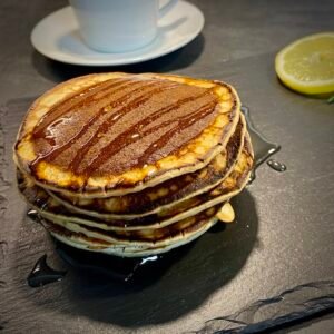 Gestapelte fluffige Pfannkuchen mit Ahornsirup.