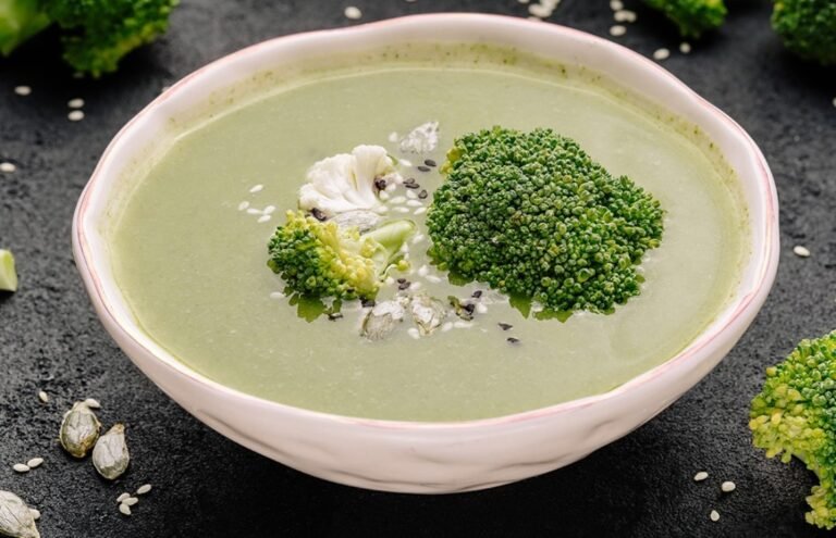 Yummy Veggie Suppe mit Blumenkohl und Brokkoli