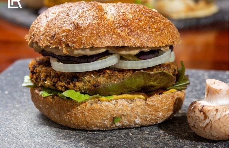 Ein veganer Auberginen-Burger mit saftigem Patty, knackigem Gemüse und cremiger Burgersoße, serviert auf einem Vollkornbrötchen.