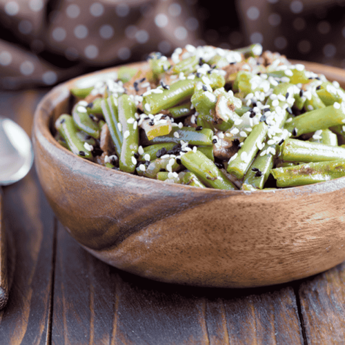 Frischer Bohnen-Reissalat mit Radieschen, Obst und Kräutern, serviert in einer Schüssel.