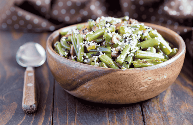 Frischer Bohnen-Reissalat mit Radieschen, Obst und Kräutern, serviert in einer Schüssel.