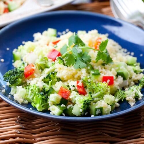 Ein Teller Bunter Couscous mit Feta