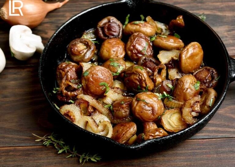 Bunte Champignon-Gemüsepfanne mit Zucchini, Porree und Tofu in einer Pfanne serviert.
