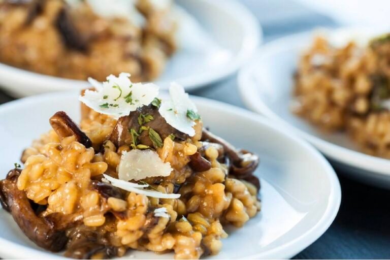 Cremiges Champignon-Gerstoni Risotto mit Pilzen, Parmesan und Thymian in einem Teller serviert.