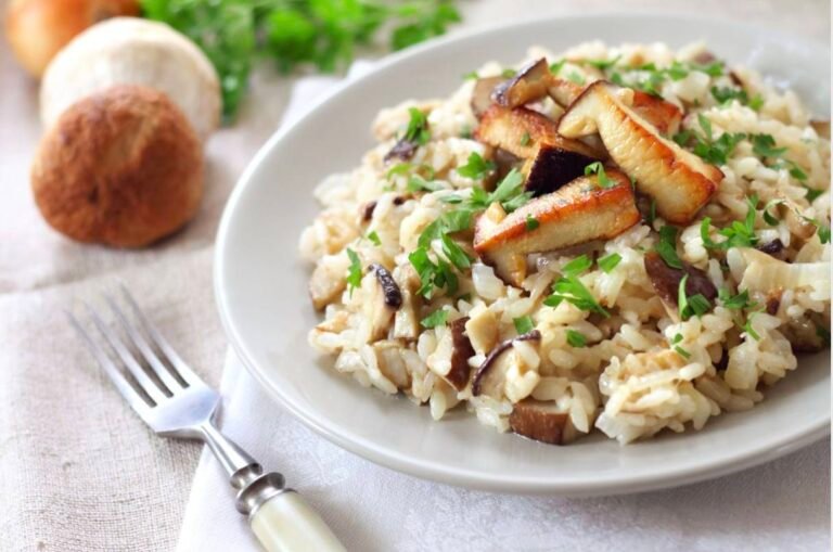 Cremiges Pilzrisotto mit frischer Petersilie und gebratenen Steinpilzen – ein klassisches vegetarisches Reisgericht.